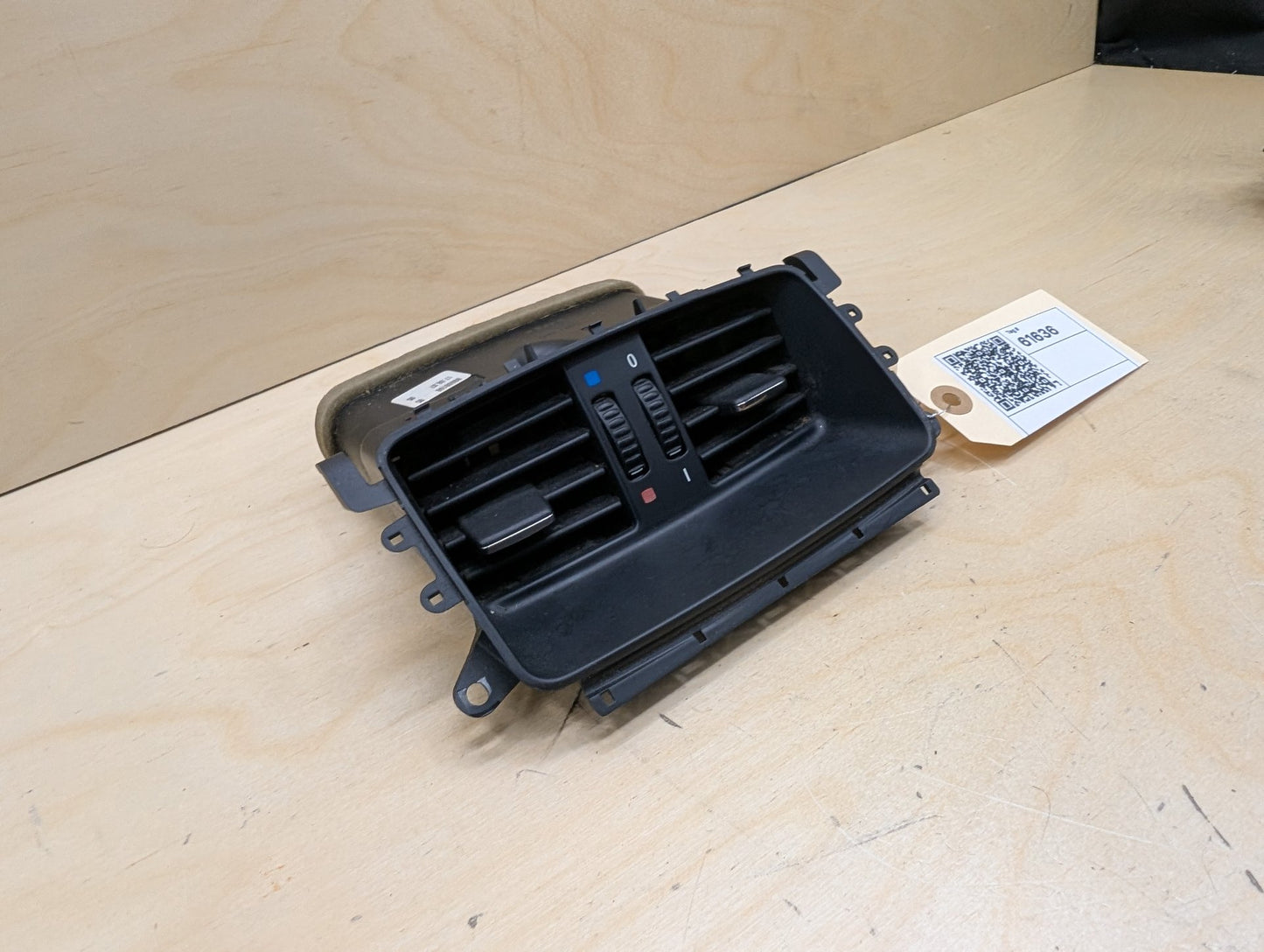 07-13 OEM BMW E92 328 335 Coupe Interior Central Console Rear Vent