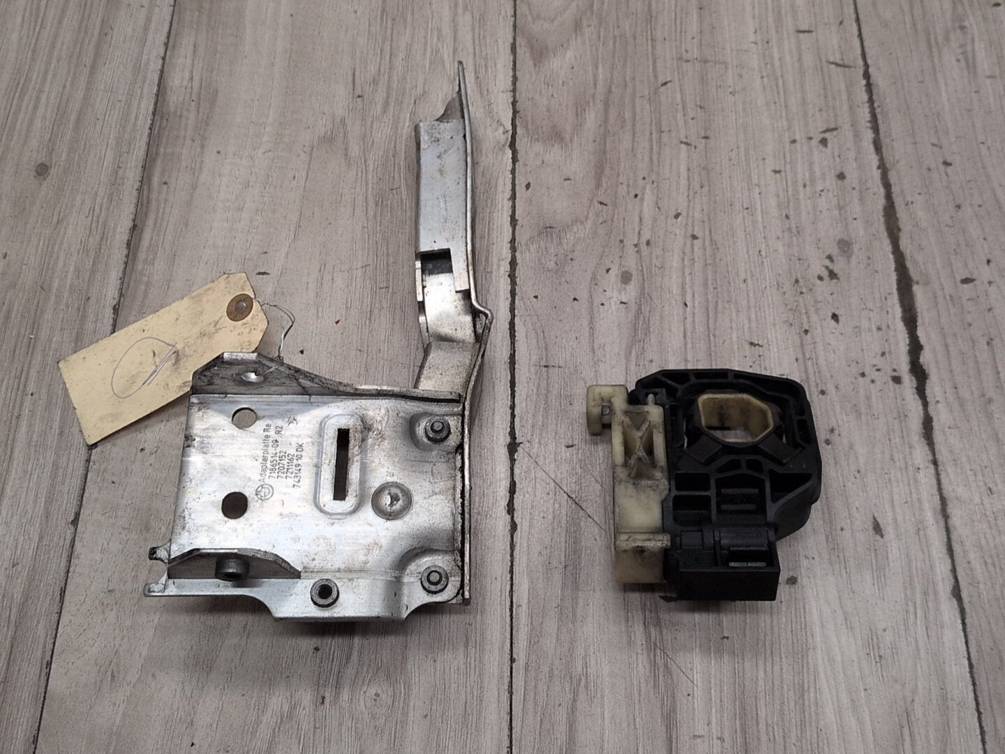 2012-2018 BMW M6 F06 Radiator Lower Mounting Brackets SET 7575248