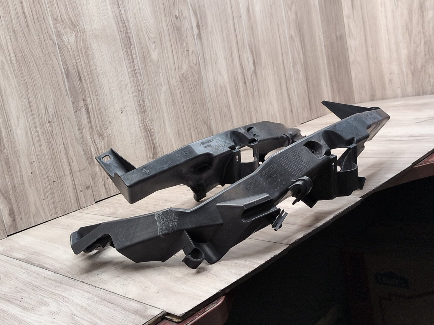 09-11 BMW E90 E91 LCI Front Left Driver Headlight Arm Bracket Mount Plastic