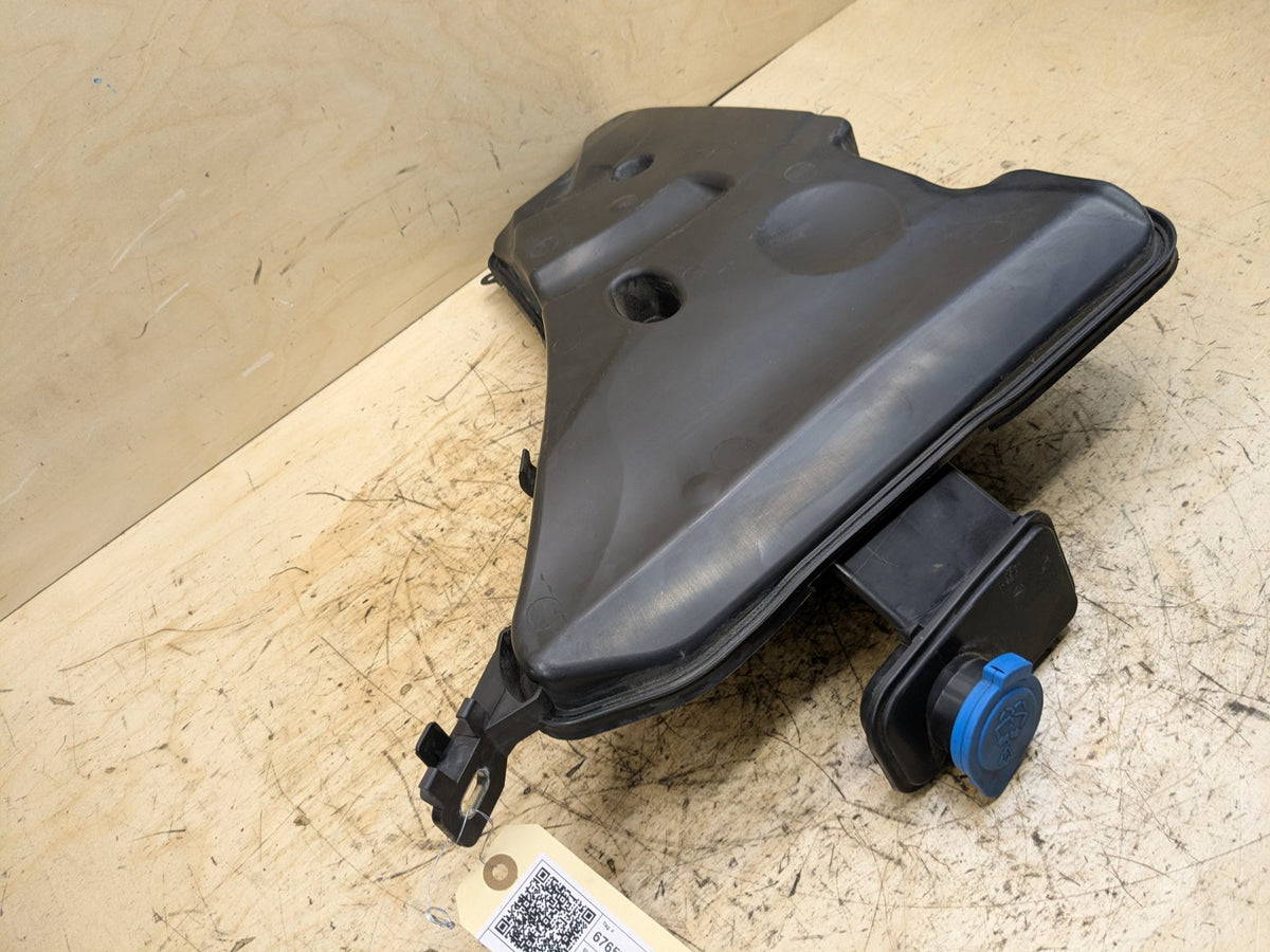 OEM BMW G12 G30 540 M550 750 M760 Windshield Wiper Washer Reservoir Tank Pump