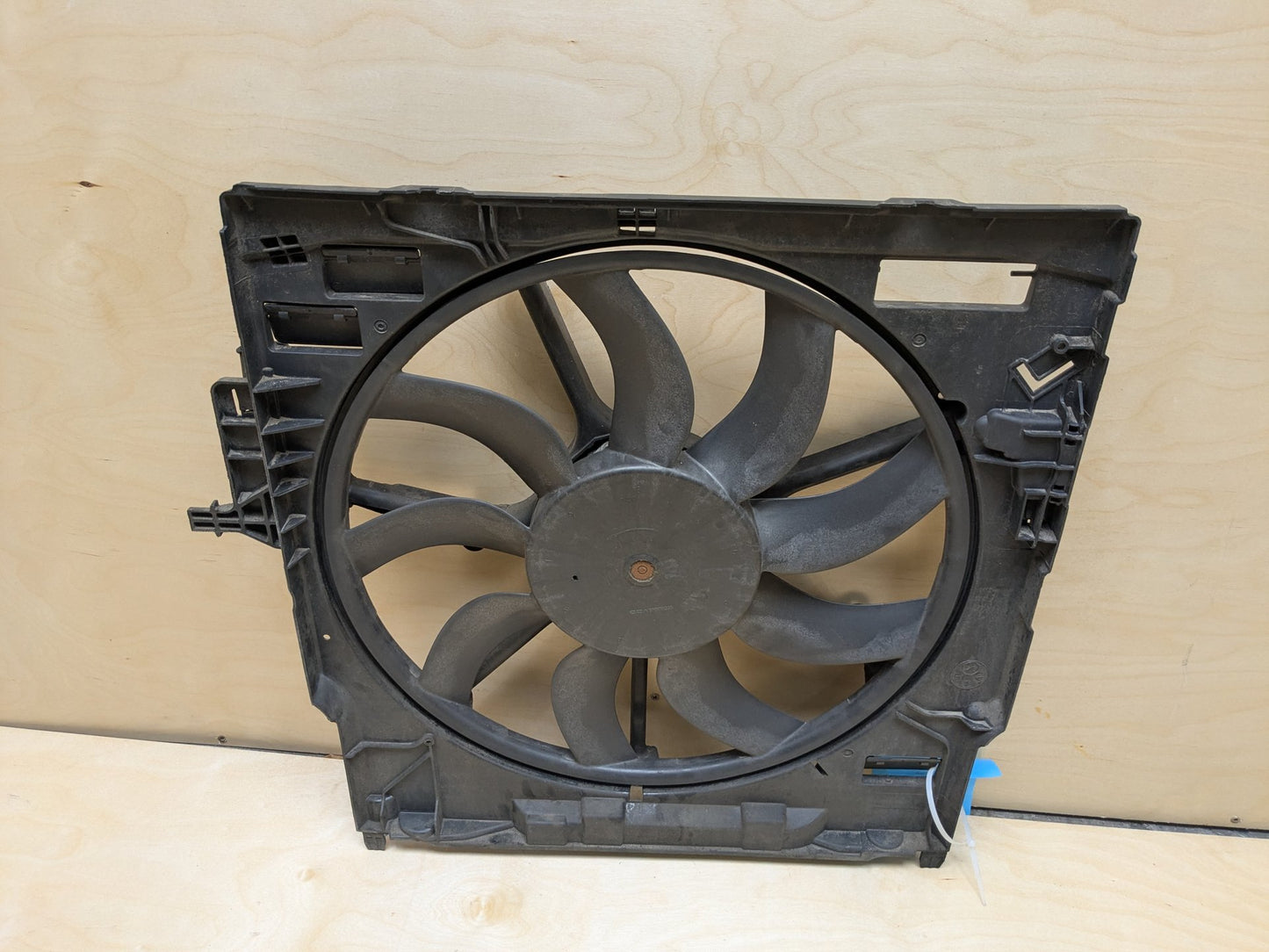 2007-2013 BMW X5 E70 Electric Cooling Fan Shroud Housing w/ Motor 7647753