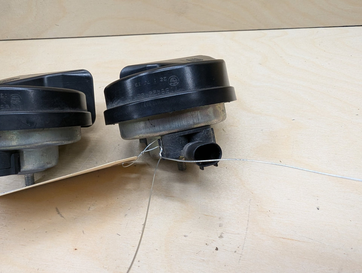 2007-2013 BMW 335i E93 Alarm Horns SET 7159420