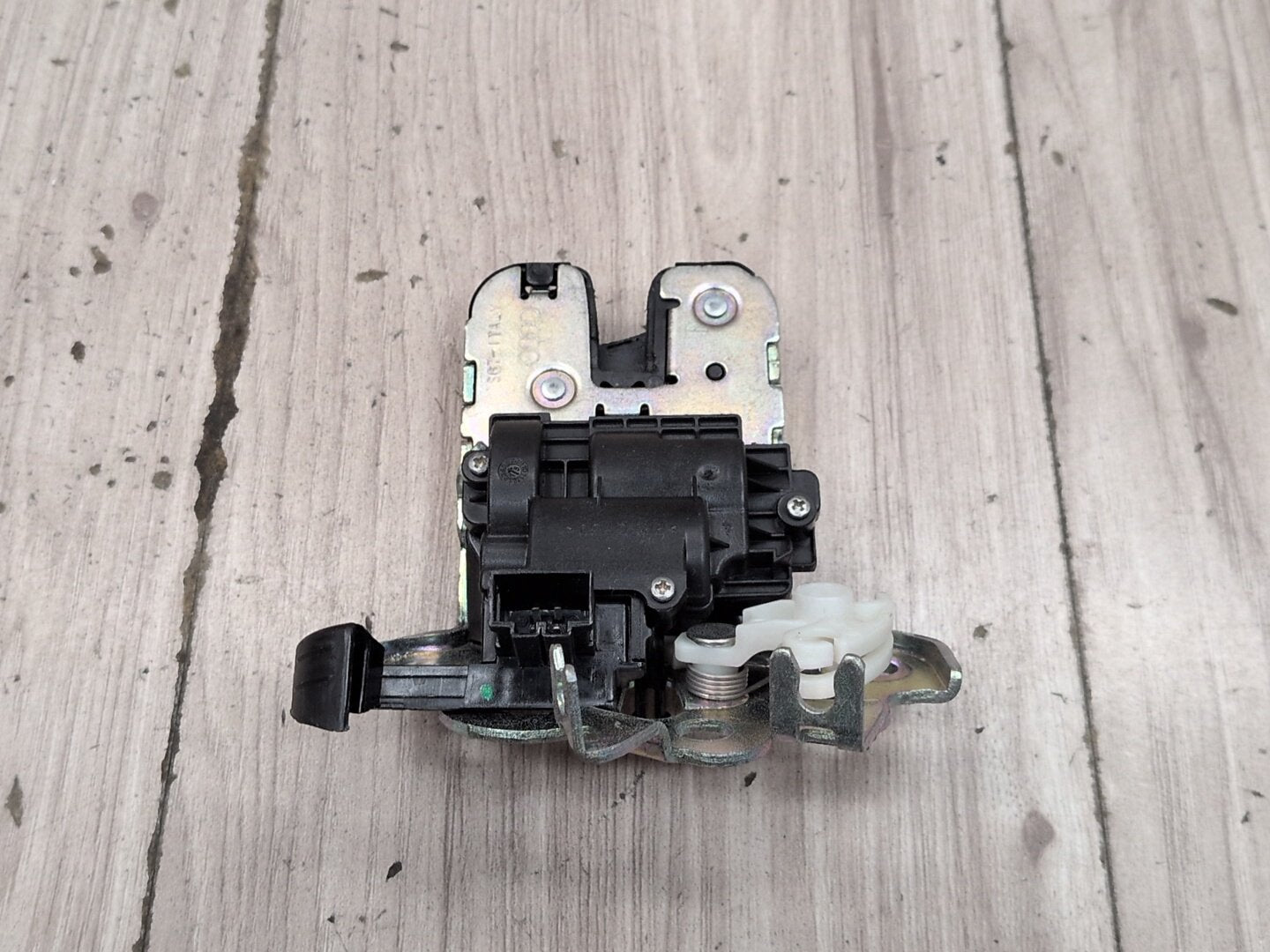 2015-2018 Audi Q3 8U Liftgate Trunk Lid Liftgate Lock Latch Actuator 8R0827505