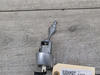 2007-2013 BMW X5 E70 Front Left Driver Key Lock Mechanism w/ Key 7187881