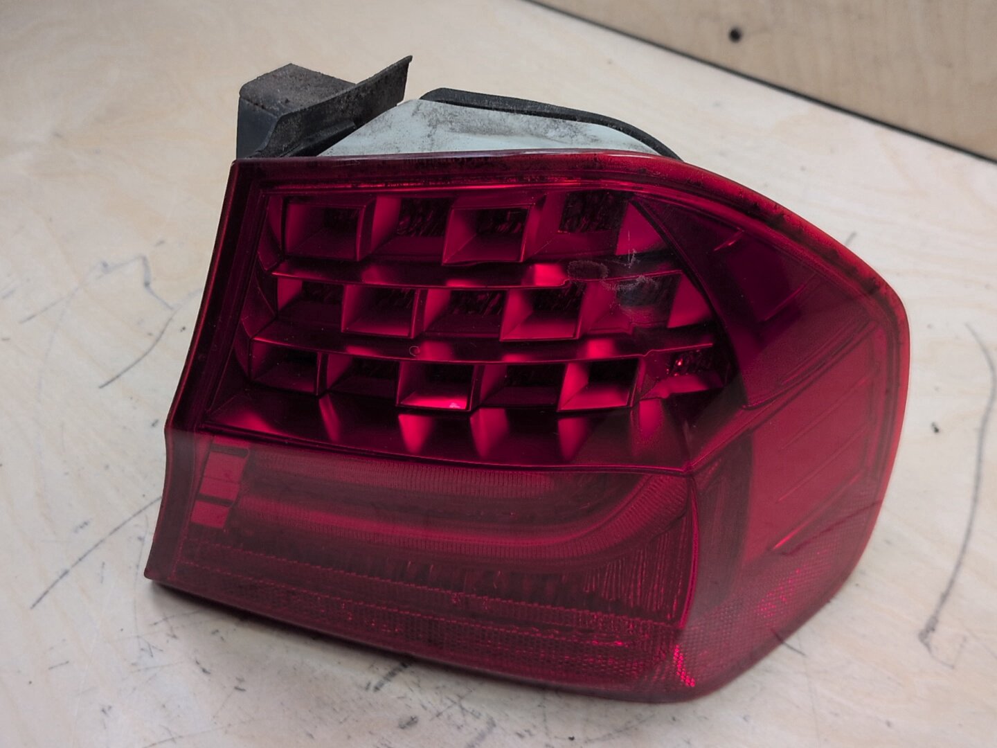 09-11 OEM BMW E90 328 335 M3 LCI Rear Right Passenger Side Outer Tail Light