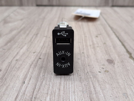 2014 - 2018 BMW X5 F85 AUX / USB Charger Port Socket 9266607 S63B44T2