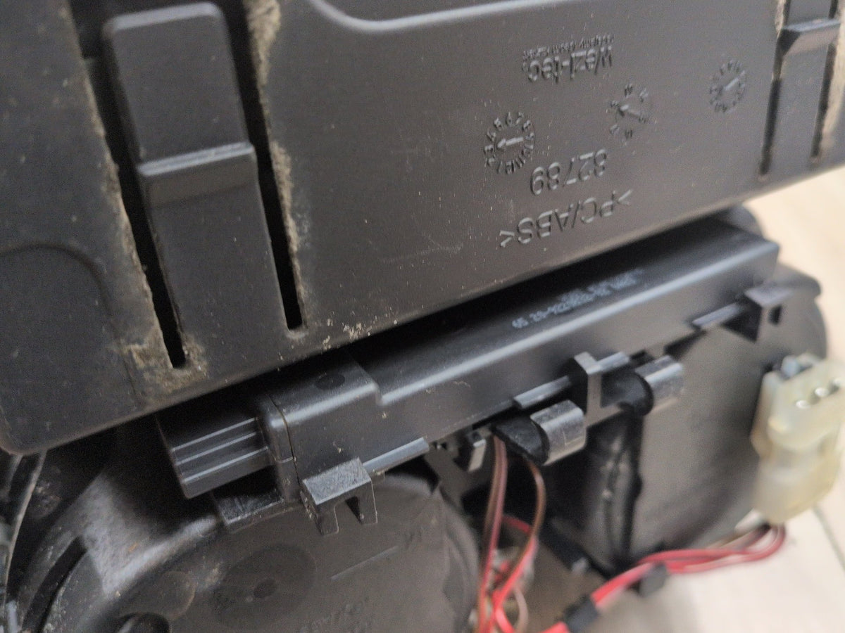 16-19 OEM BMW G11 G12 740 750 M760 Center Console Cup Holder USB Charging Port