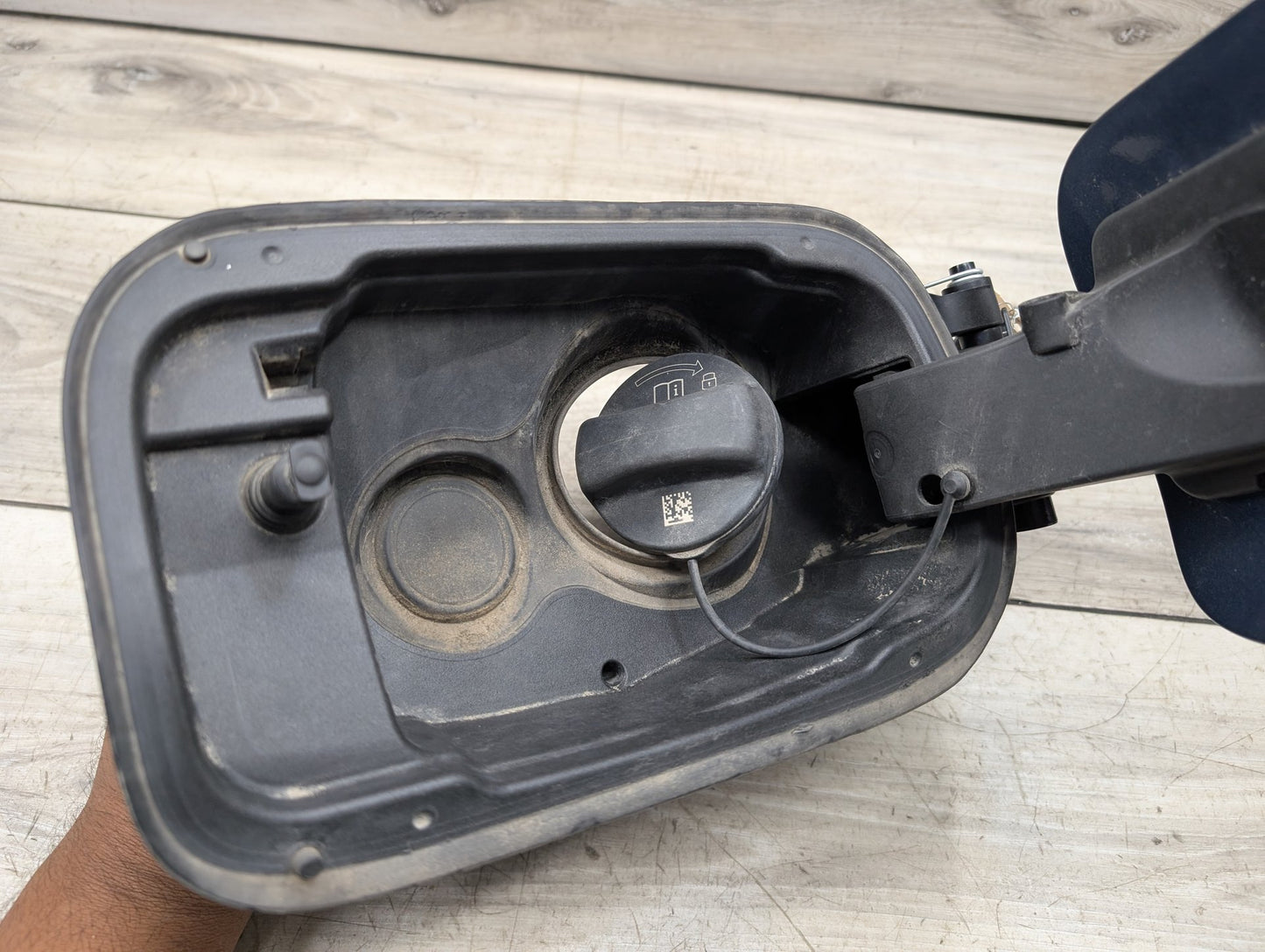 2021-2026 BMW 430i G22 Gas Cover Assembly 7470341