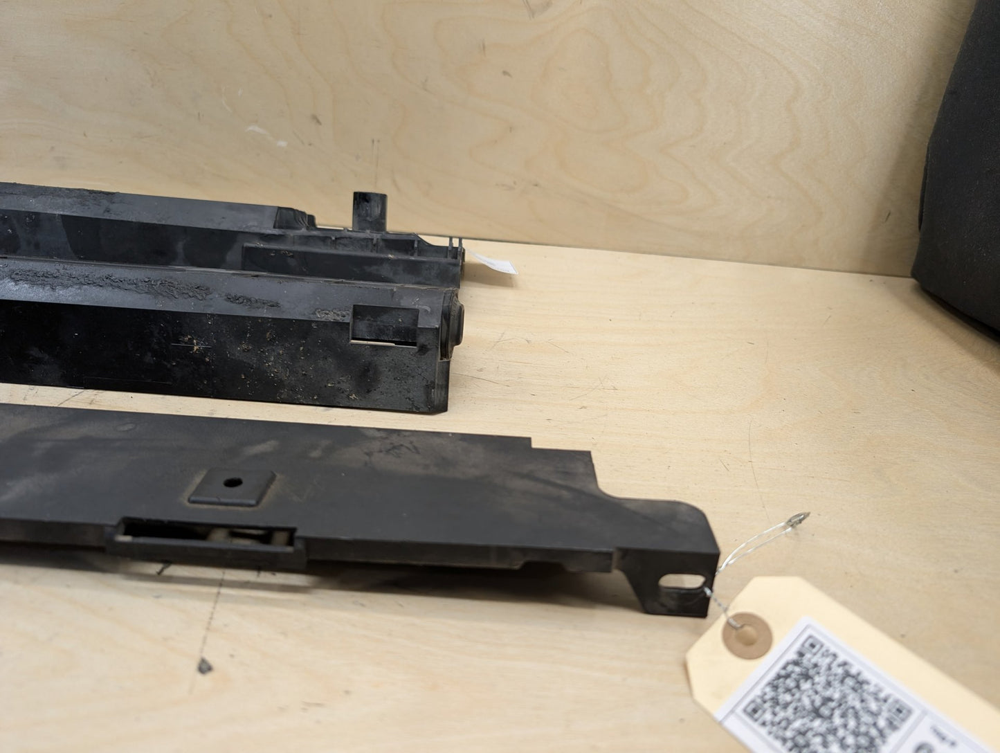 2012-2018 BMW 320i F30 Cooling Radiator Brackets SET 7600537