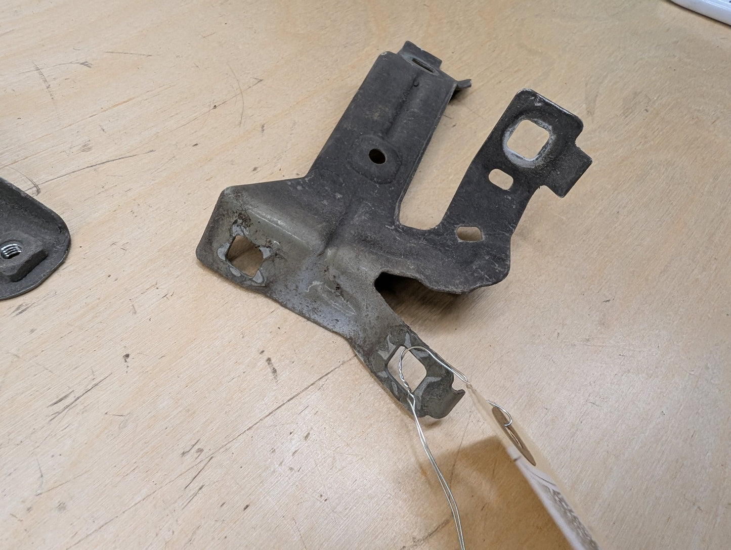 15-20 OEM BMW F80 F82 F83 M3 M4 Left Driver Fender Bracket Mount Carrier SET