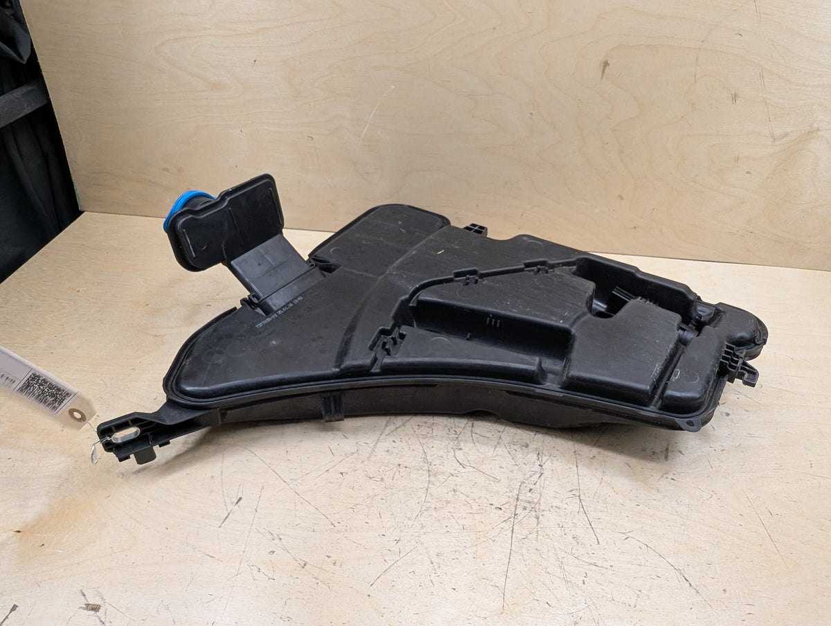 OEM BMW G12 G30 540 M550 750 M760 Windshield Wiper Washer Reservoir Tank Pump