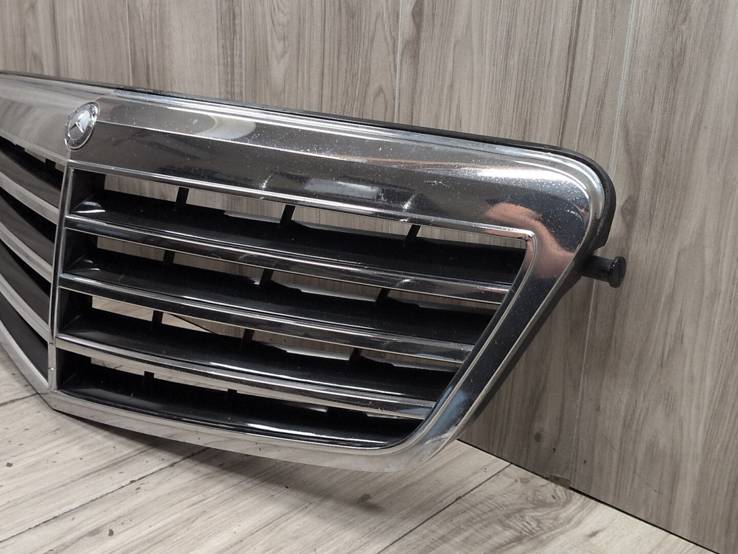 2009-2012 Mercedes-Benz E550 W212 Front Middle Center Bumper Cover Grille A2128800583 OEM