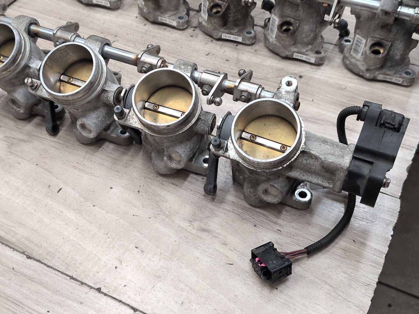 2004-2010 BMW E64 M6 S85B50A Engine Motor Throttle Body SET 7834831