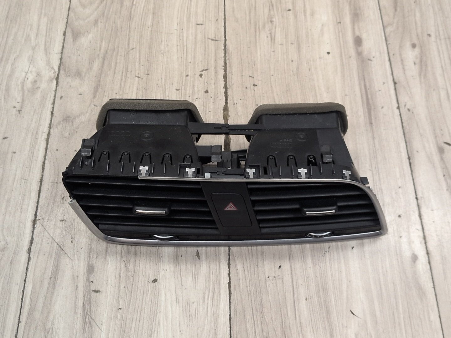2015-2018 Audi Q3 8U Dashboard Dash Board Middle Center Air Vent 8U1820951C