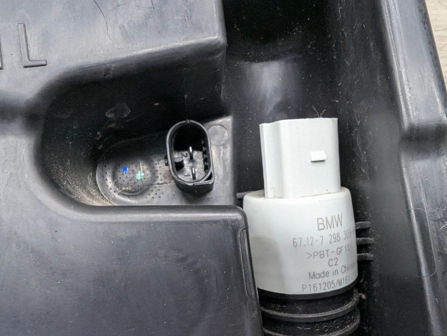 OEM BMW G12 G30 540 M550 750 M760 Windshield Wiper Washer Reservoir Tank Pump