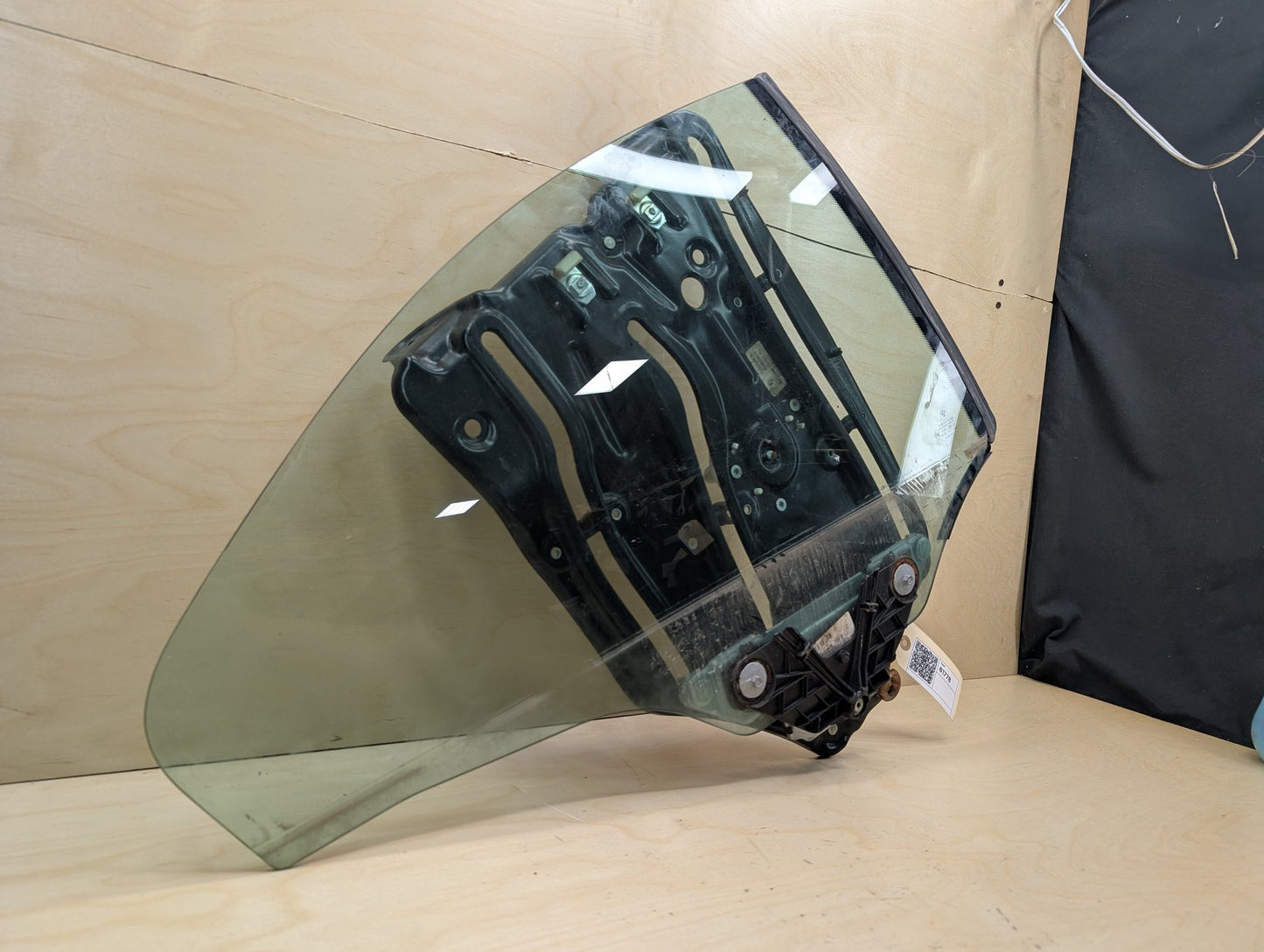 2007-2013 BMW 335i E93 Rear Right Passenger Door Window Glass w/ Motor Regulator 7198174