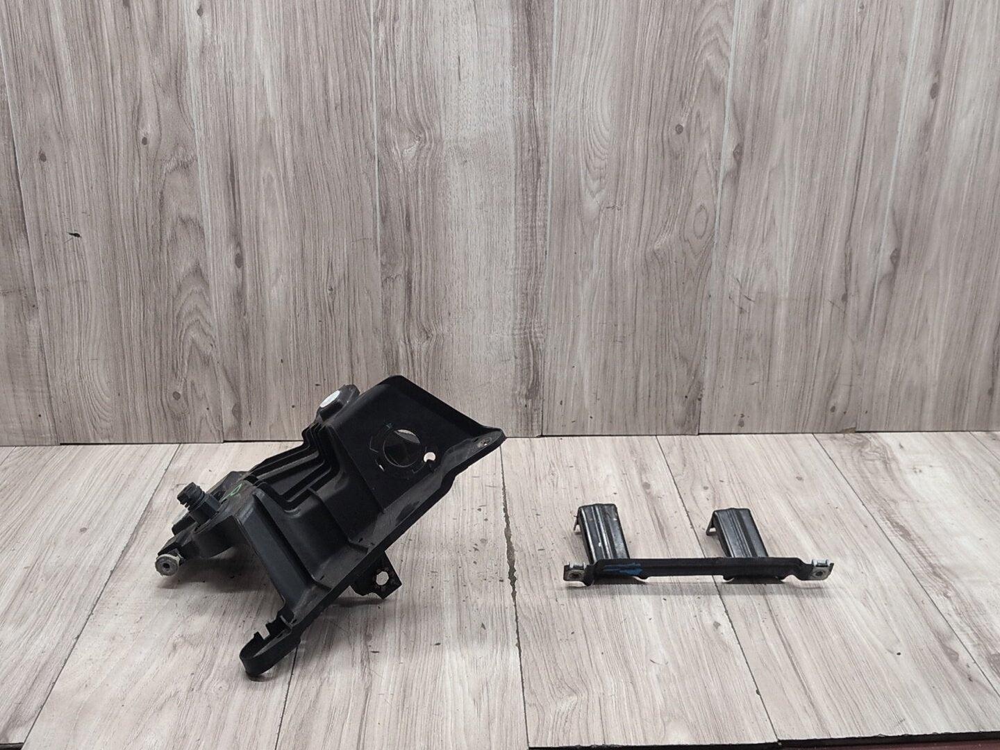 OEM BMW F15 F16 F85 X5 X6 Front Right Passenger Fender Mount Support Brackets