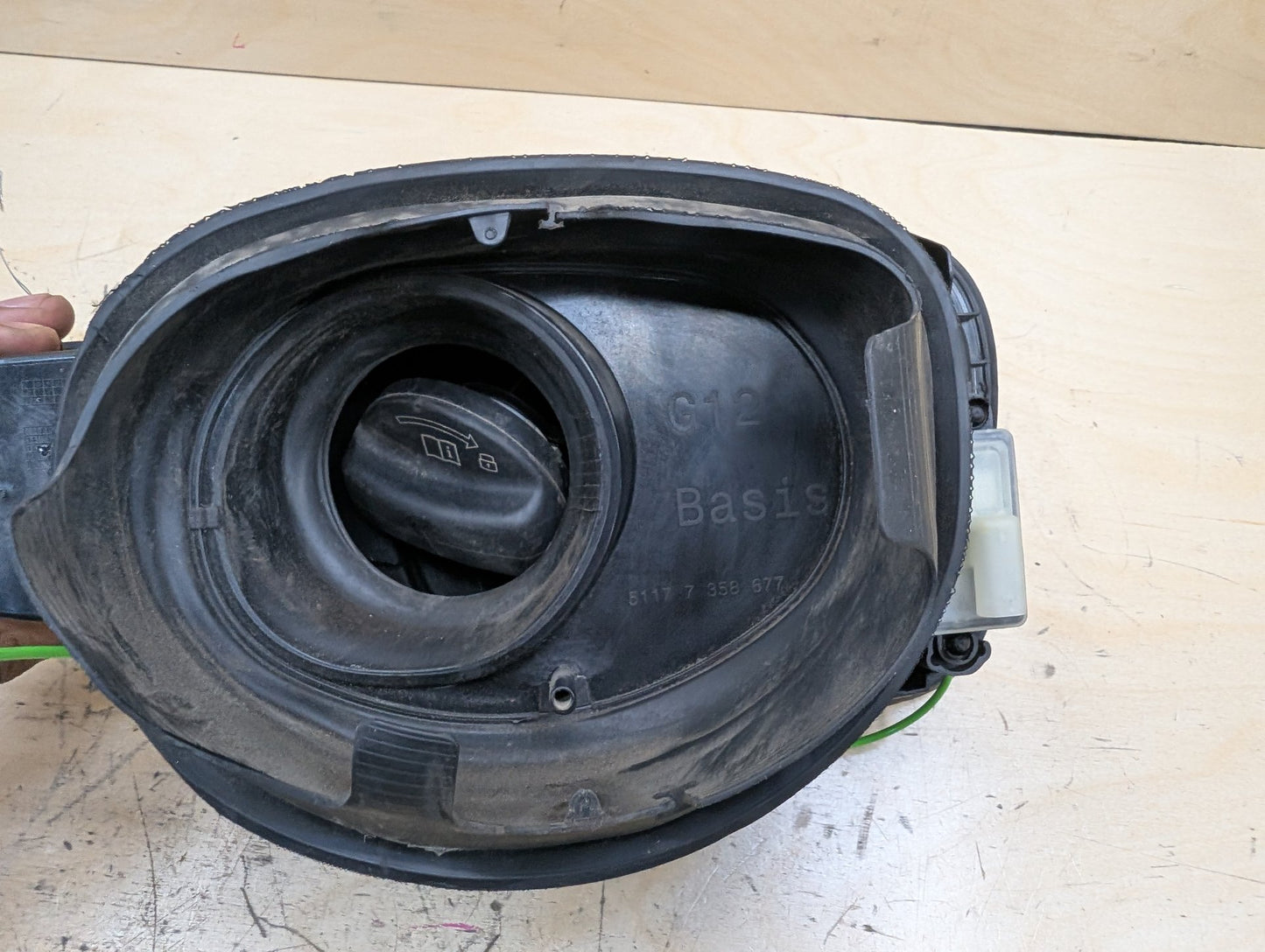 2016-2022 BMW 750i G12 Gas Cover Assembly 7358677