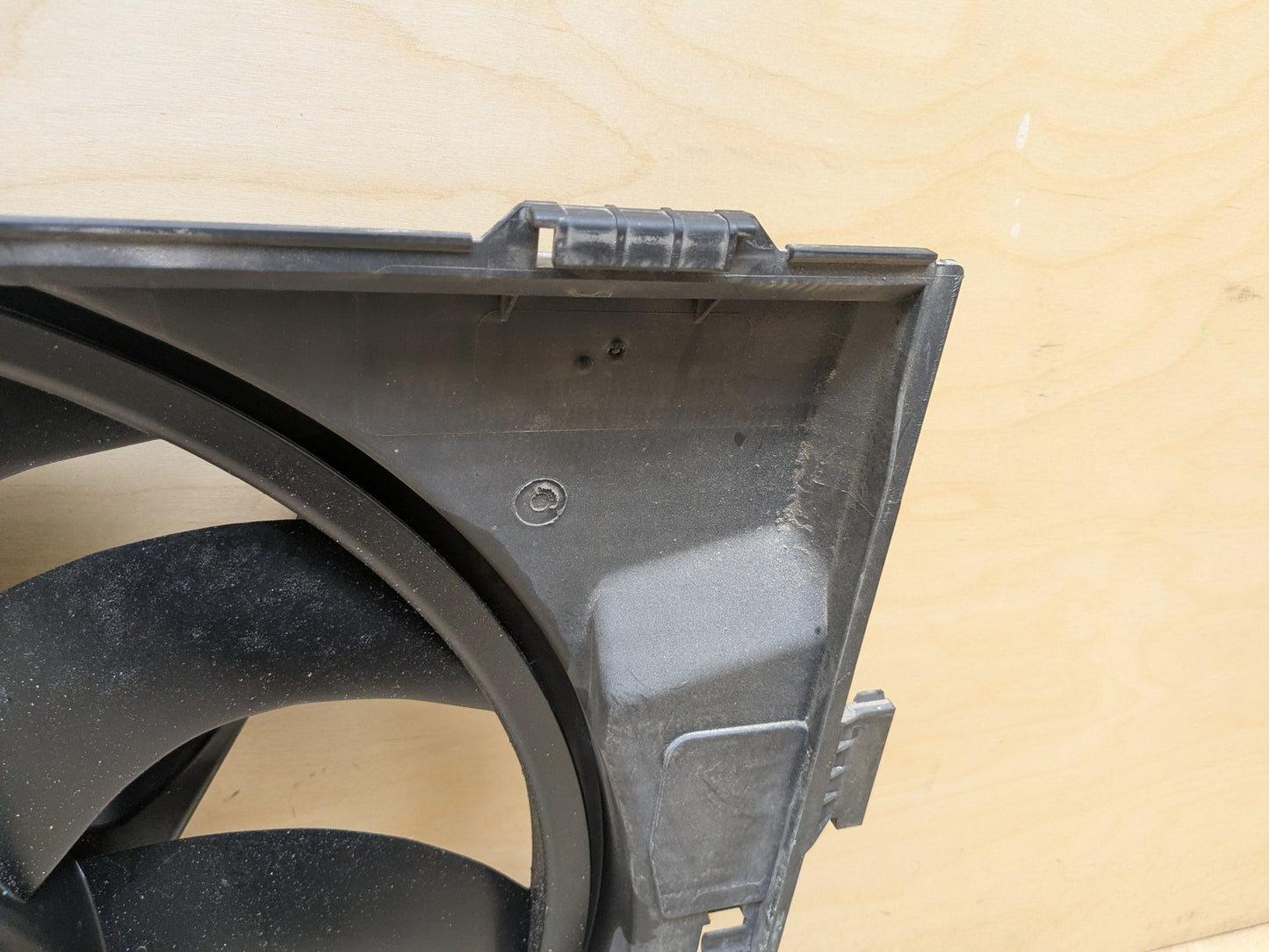 2012-2018 BMW 320i F30 Radiator Fan Shroud Housing w/ Motor 8641963