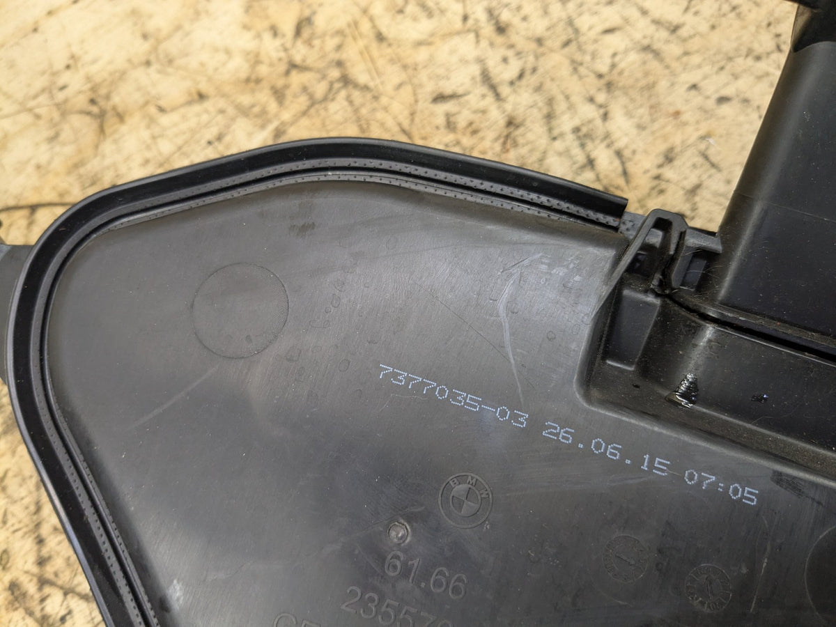OEM BMW G12 G30 540 M550 750 M760 Windshield Wiper Washer Reservoir Tank Pump