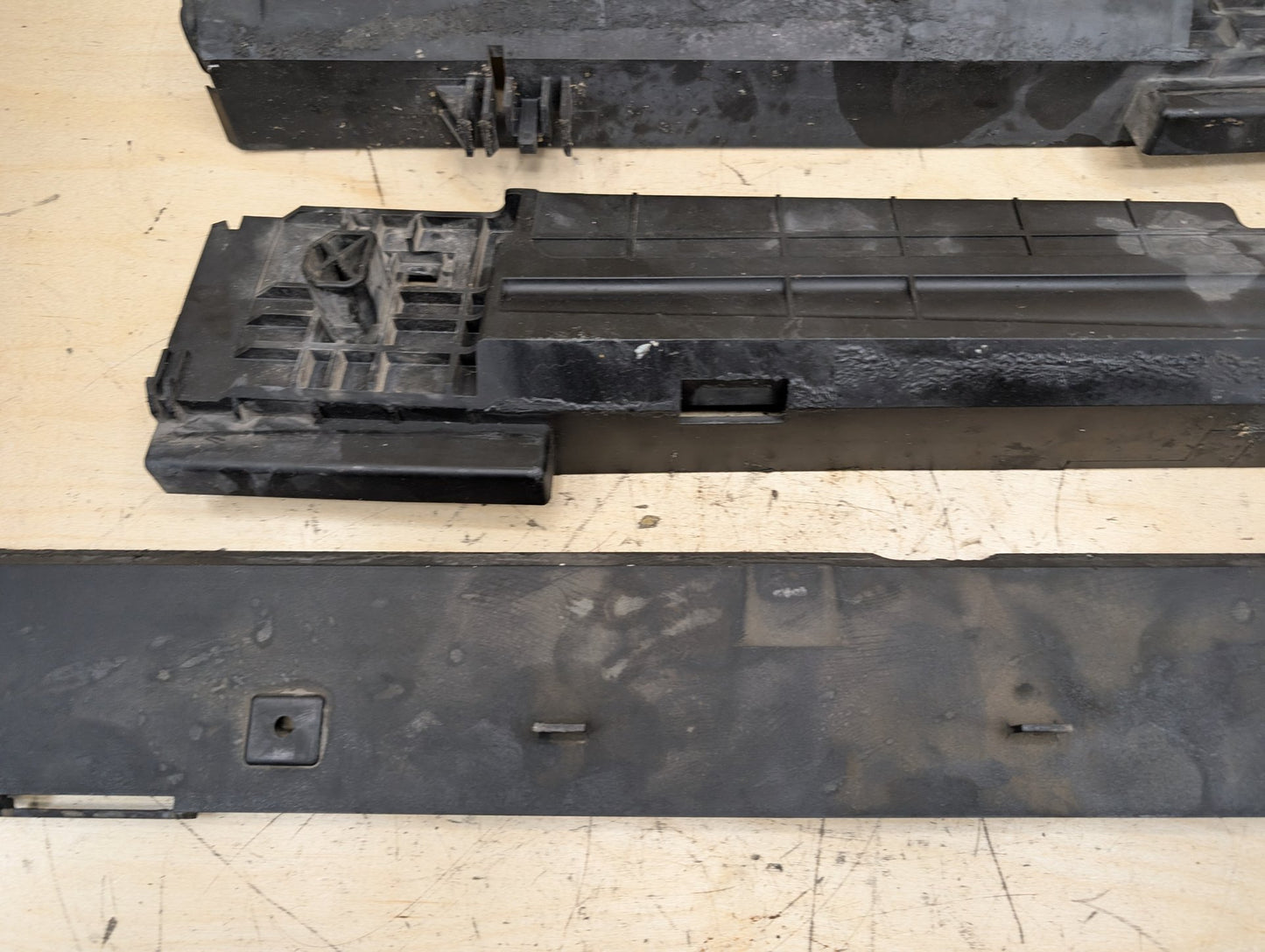 2012-2018 BMW 320i F30 Cooling Radiator Brackets SET 7600537