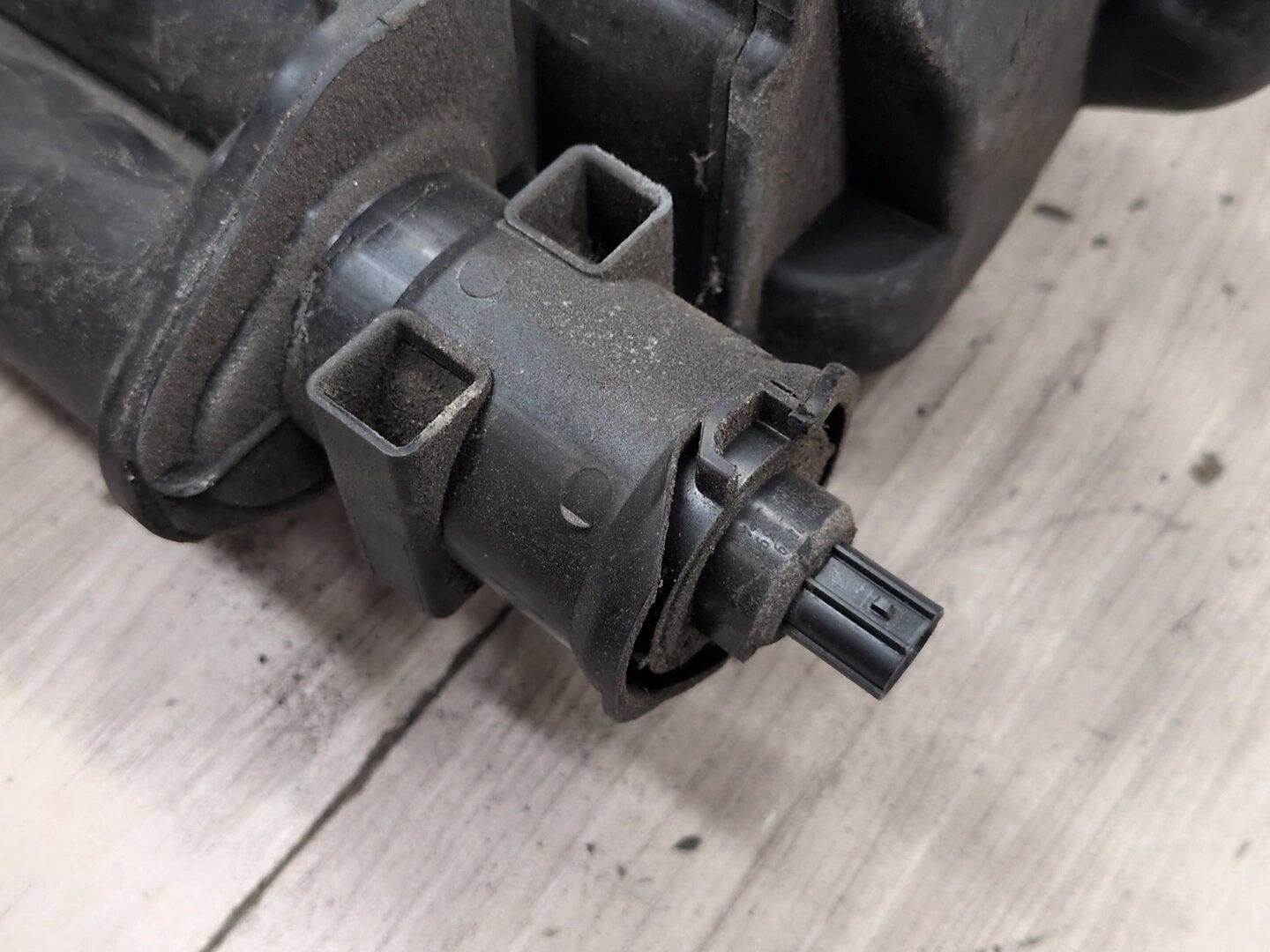 2009-2012 Mercedes-Benz E550 W212 Fuel Vapor Charcoal Canister A2124700359 OEM