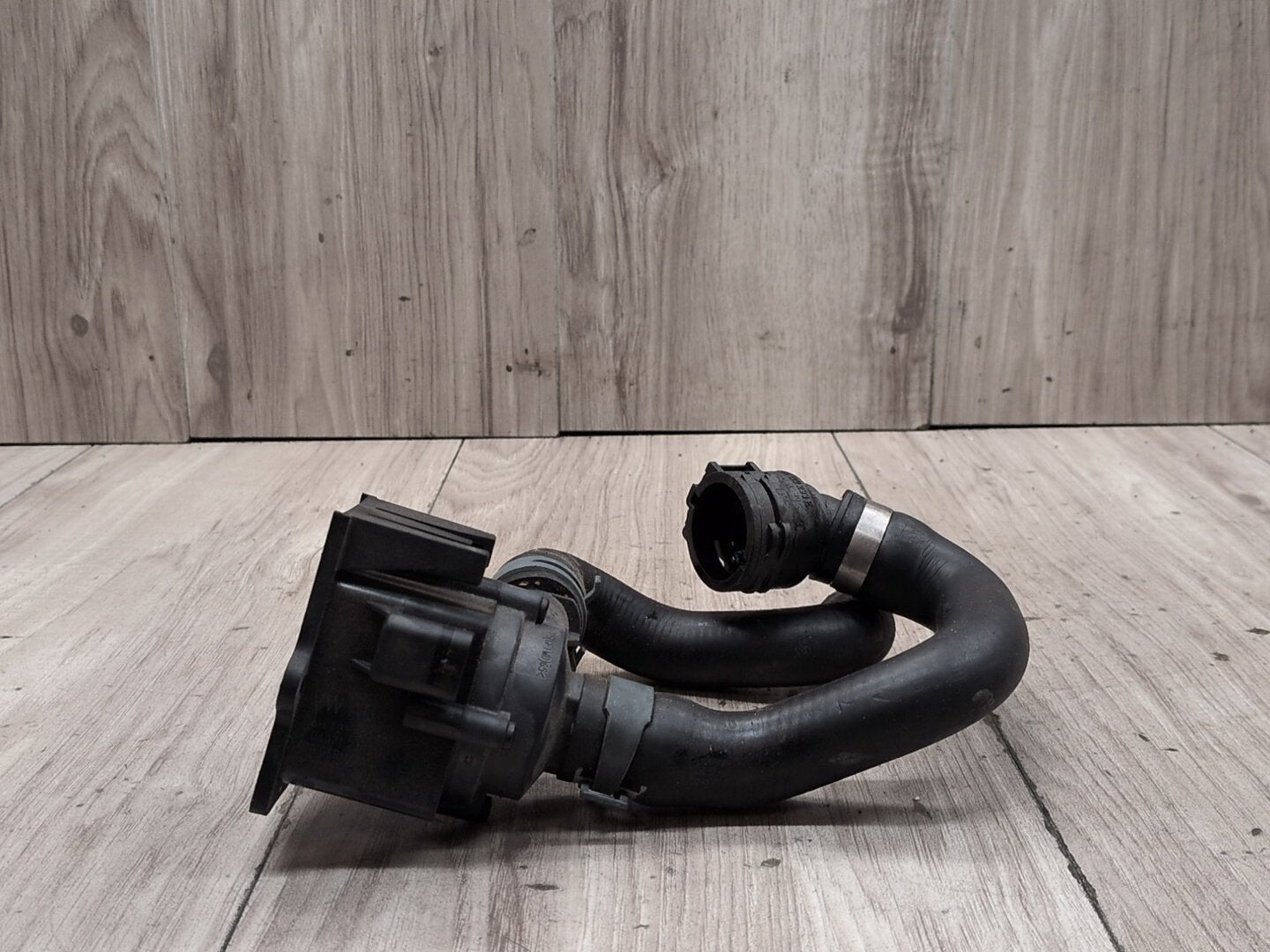18-23 Audi S4 Engine Motor Cooling Auxiliary Water Pump Hose Line 8K0819147A