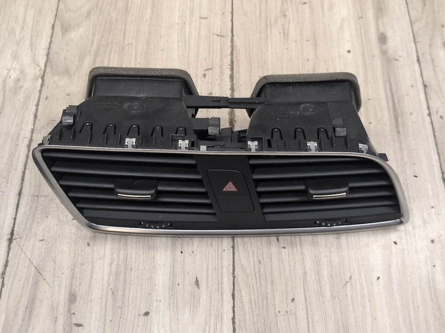 2015-2018 Audi Q3 8U Dashboard Dash Board Middle Center Air Vent 8U1820951C