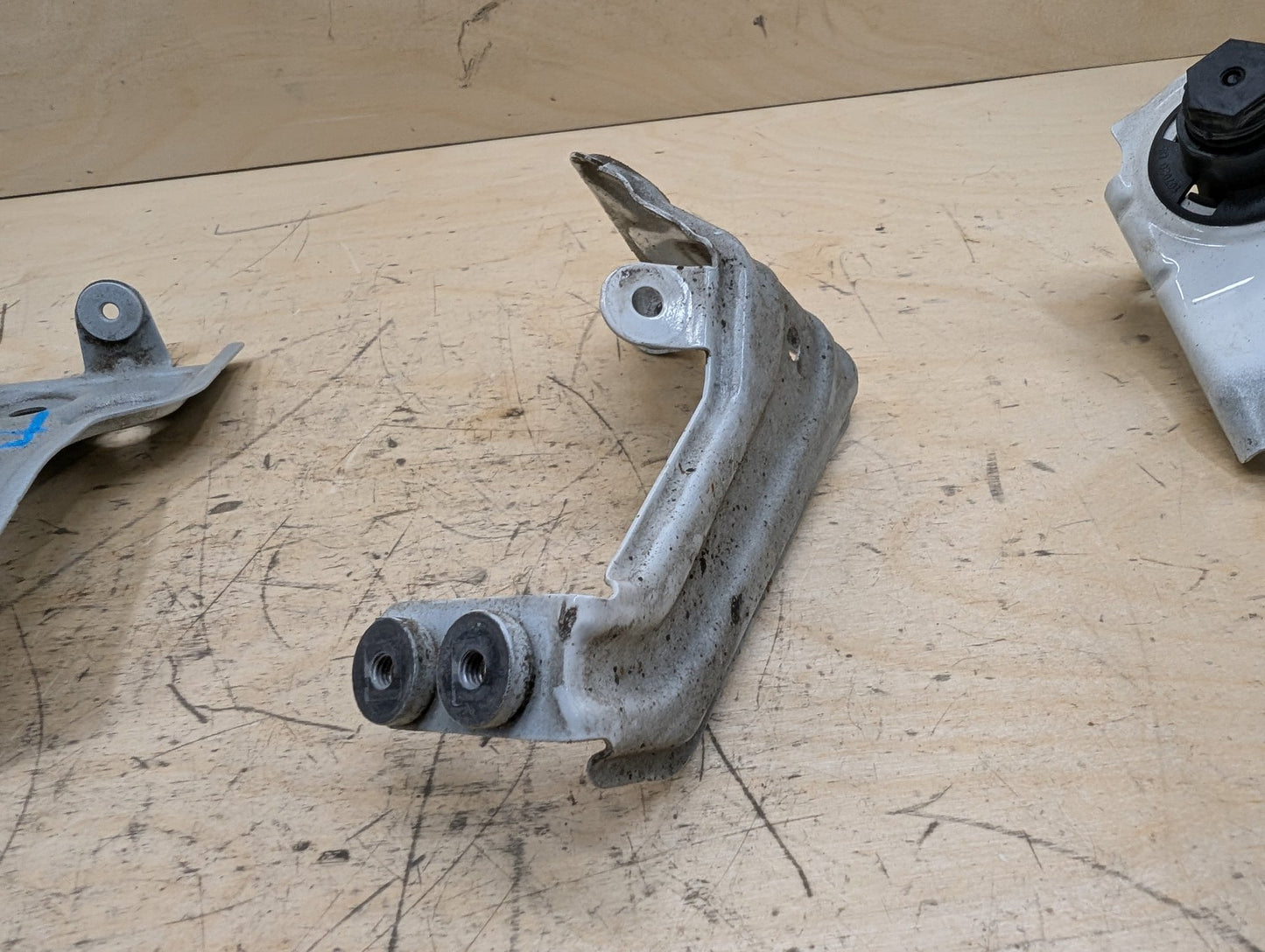 2018-2024 BMW X3 G01 Front Right Passenger Fender Brackets SET 7424678