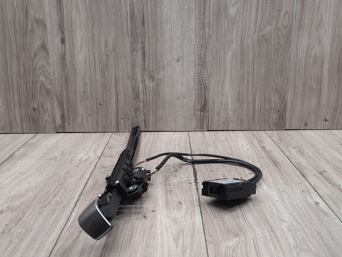 2014-2020 BMW 435i F32 Right Passenger Rear Seat Belt Retractor Extender Arm 9273584
