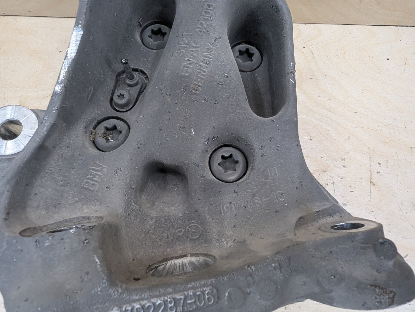 2012-2018 BMW 320i F30 Front Left Driver Spindle Knuckle w/ Bearing 6792287