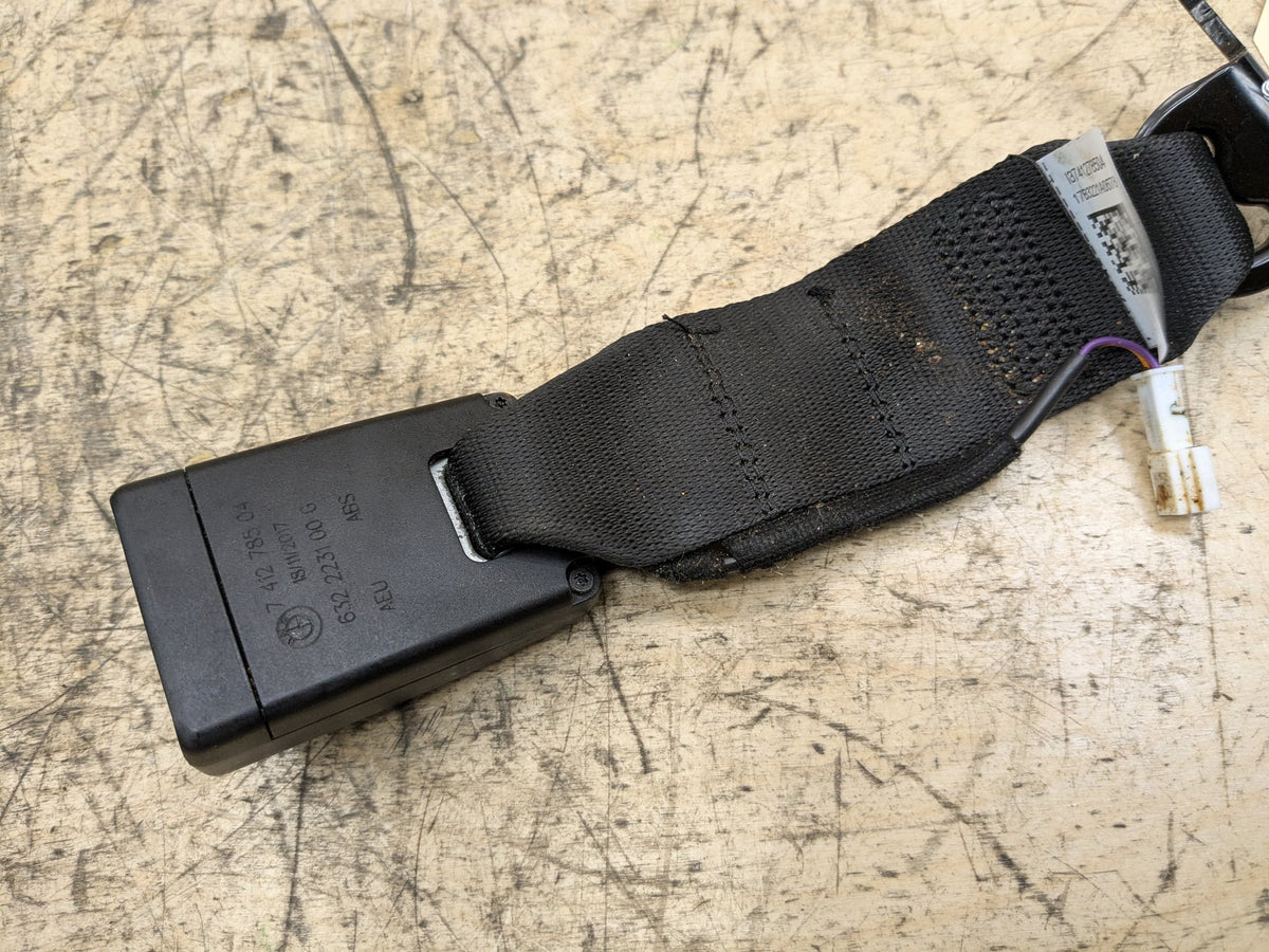 OEM BMW F90 M5 G30 530 540 M550 Rear Center Middle Seatbelt Seat Belt Buckle