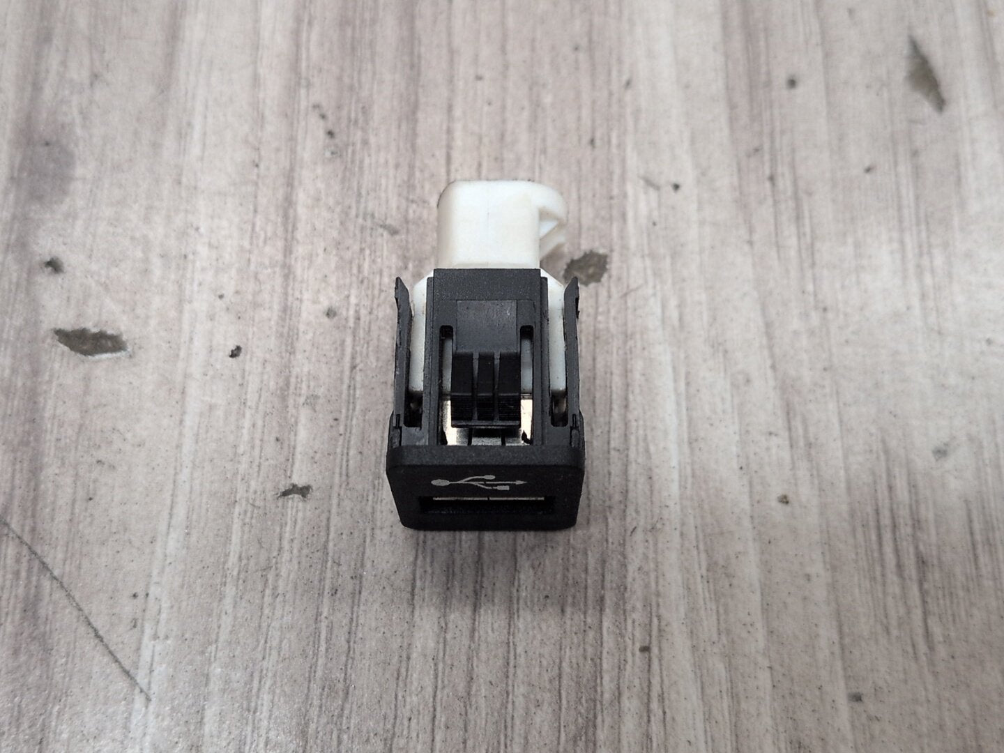 2016-2022 BMW 750i G12 AUX/ USB Charger Port Socket 9229294 OEM