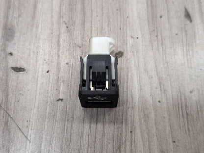 2016-2022 BMW 750i G12 AUX/ USB Charger Port Socket 9229294 OEM