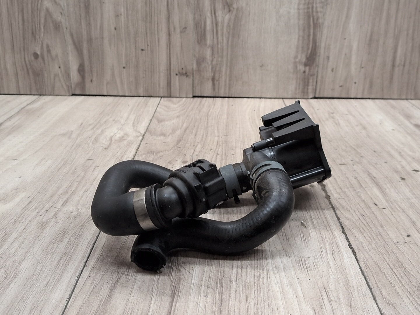 18-23 Audi S4 Engine Motor Cooling Auxiliary Water Pump Hose Line 8K0819147A