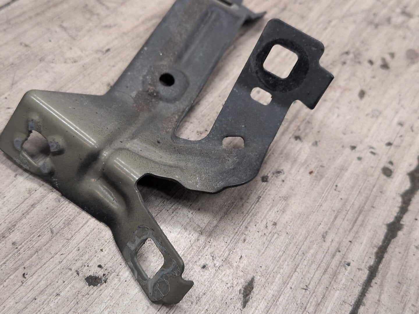 15-20 OEM BMW F80 F82 F83 M3 M4 Left Driver Fender Bracket Mount Carrier SET