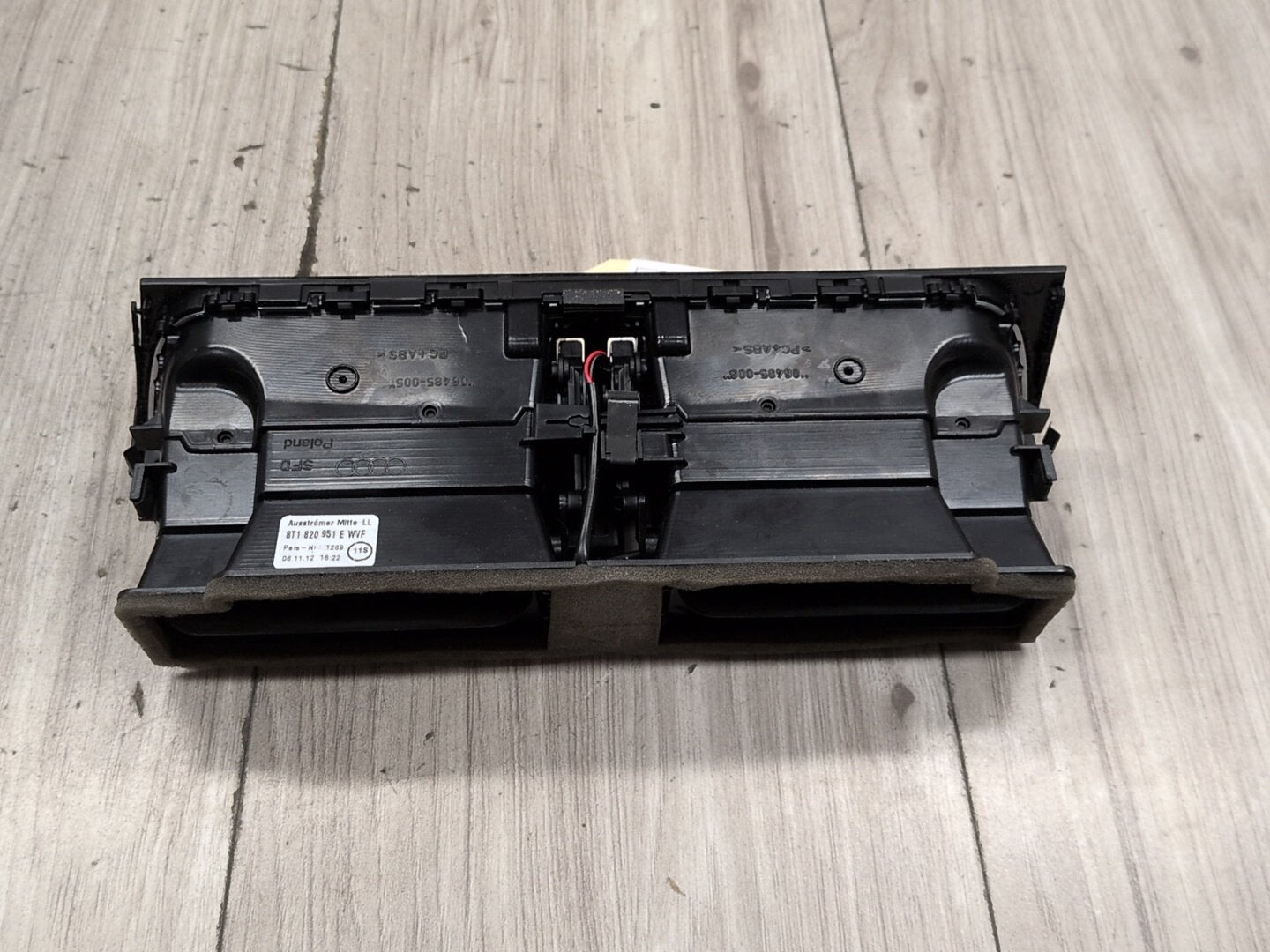 2008 - 2017 Audi S5 8T Dashboard Dash Board Middle Center Air Vent 8T1820951E