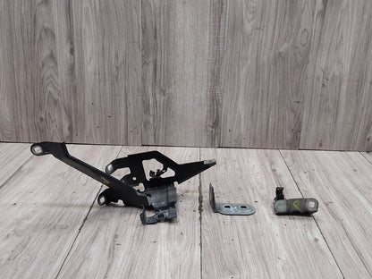 2012-2018 BMW M6 F06 Front Right Passenger Fender Brackets SET 7230584