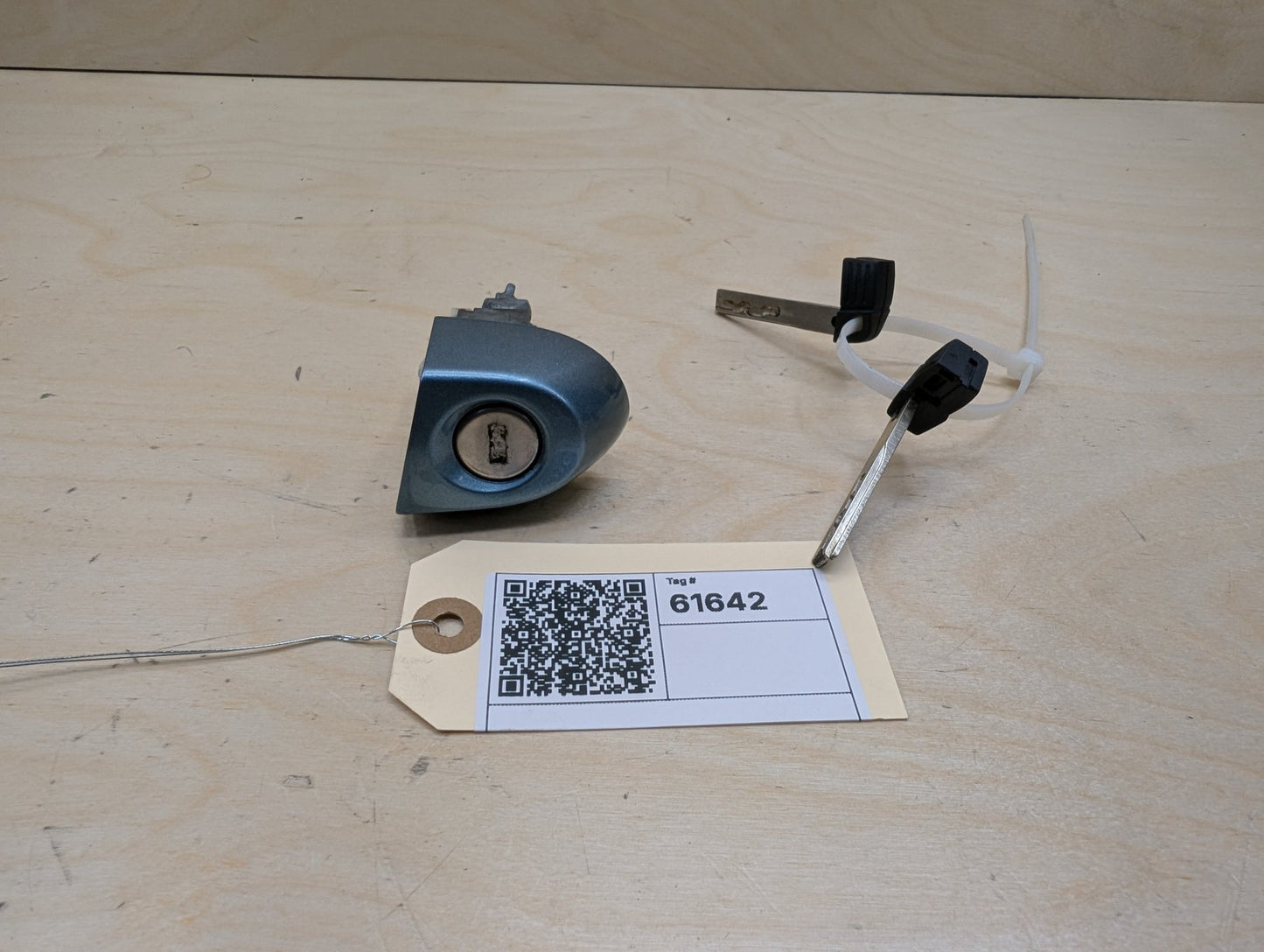 2007-2013 BMW 335i E93 Front Left Driver Key Lock Mechanism w/ Key 7187853