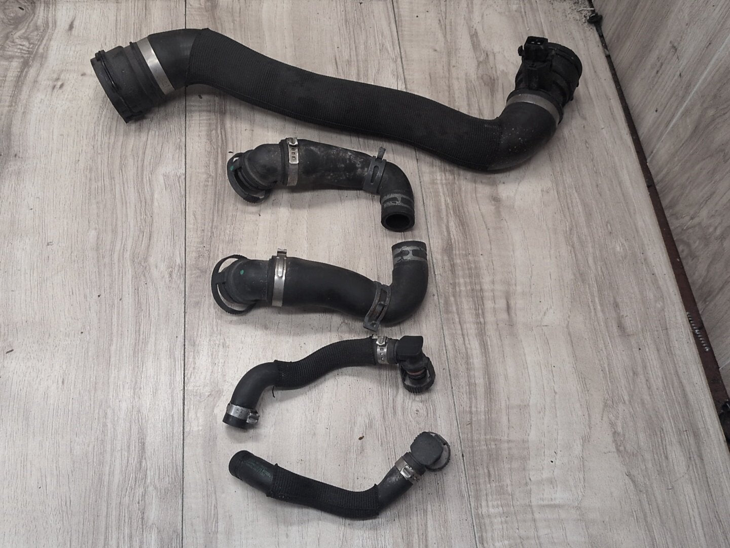 2004-2010 BMW M6 E64 Engine Radiator Coolant Pipe Hose 7834055 OEM