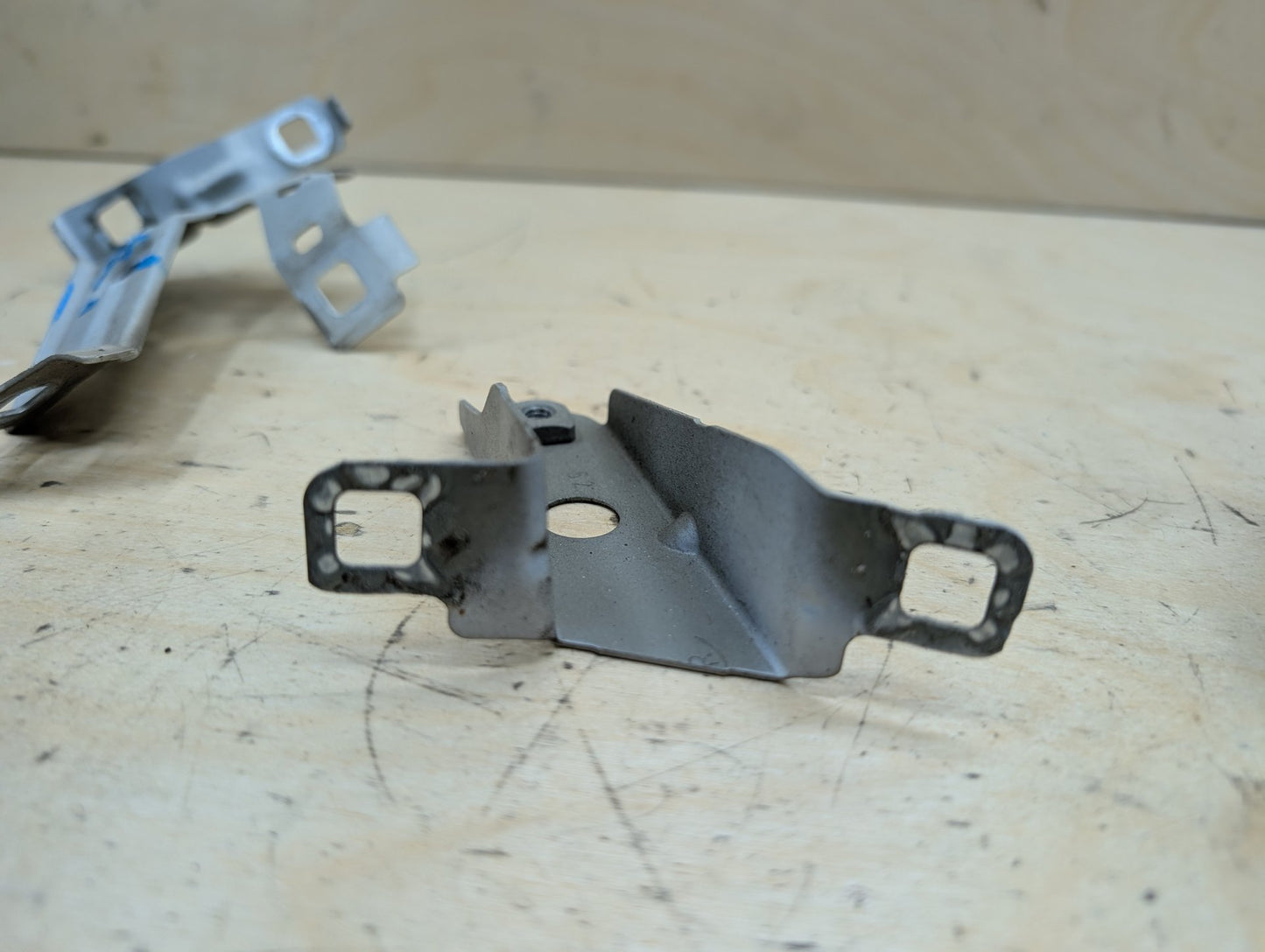 15-20 OEM BMW F80 F82 F83 M3 M4 Left Driver Fender Bracket Mount Carrier SET