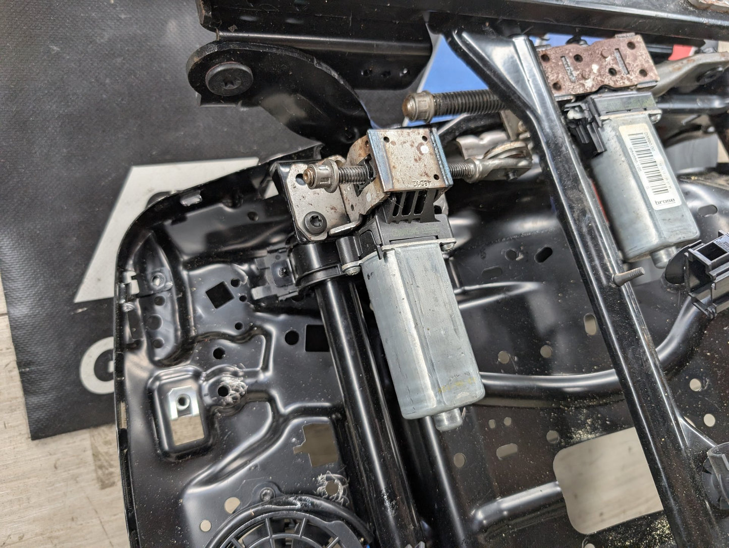2008 - 2017 Audi S5 8T Front Left Driver Seat Lower Track Frame Assembly 8T0881105