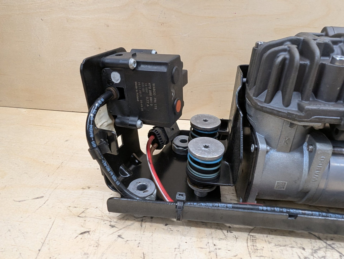 2010-2017 BMW 535i GT xDrive F07 Air Suspension Compressor Pump 6875176 OEM