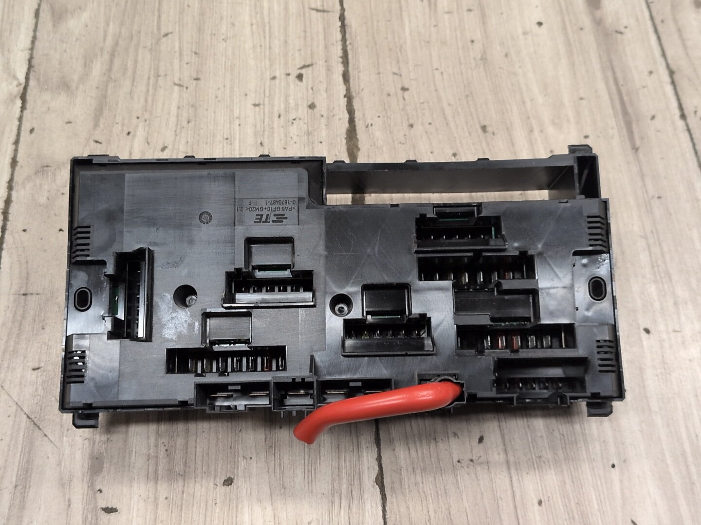 2012-2018 BMW M6 F06 Front Power Distribution Fuse Box 9252815