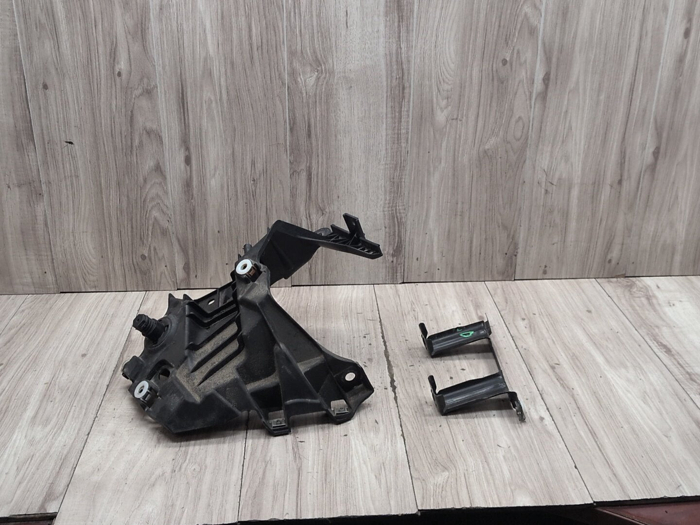 OEM BMW F15 F16 F85 F86 X5 X6 Front Left Driver Fender Mount Support Brackets