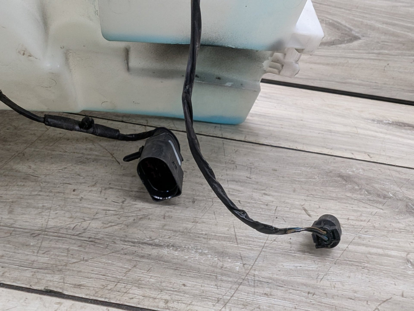 2007 - 2013 BMW X5 E70 Windshield Reservoir Tank Assembly 7161476 N62B48B