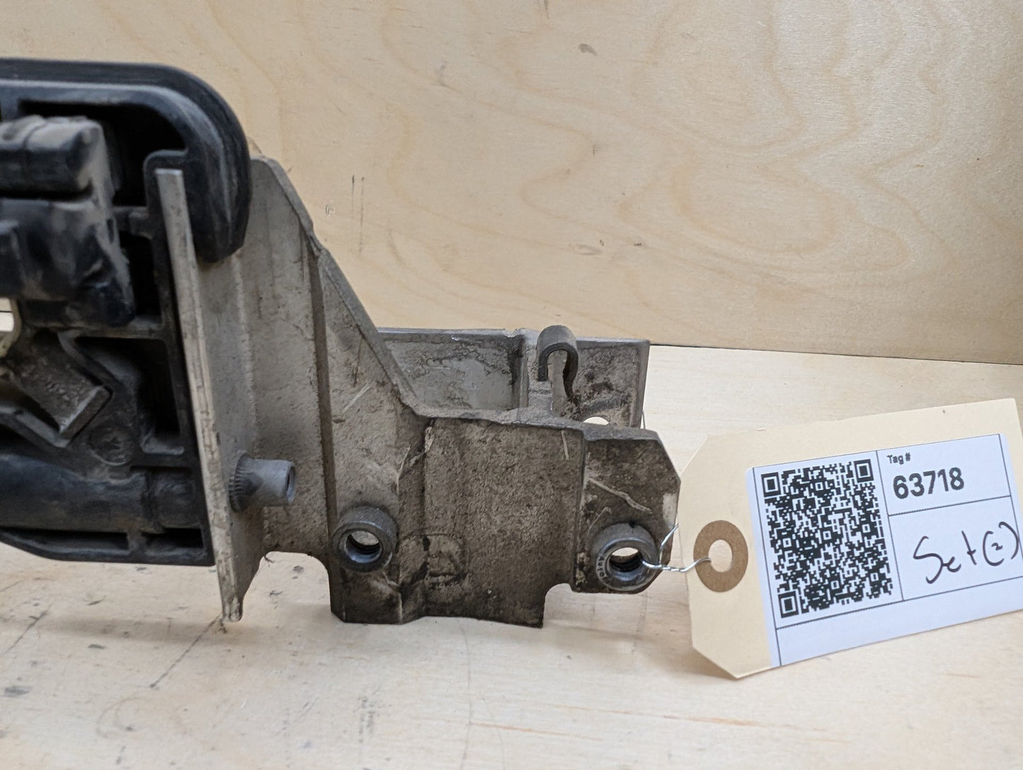 2012-2018 BMW 320i F30 Radiator Lower Mounting Brackets SET 7245796
