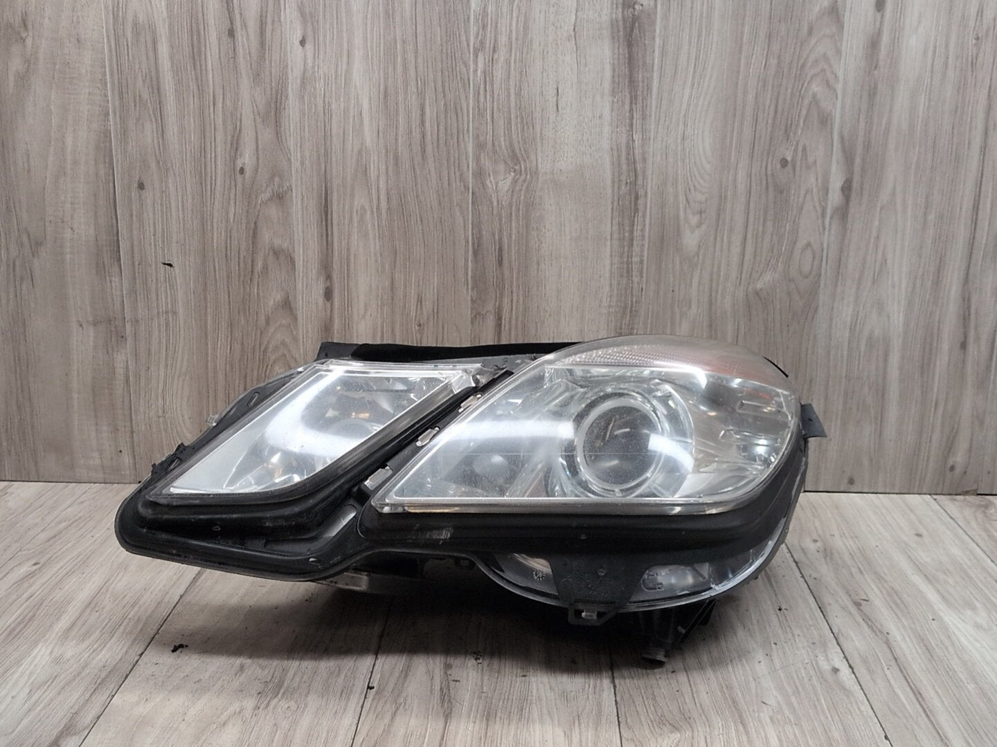 2009-2012 Mercedes-Benz E550 W212 - Front Left Driver Headlight A2128205961KZ