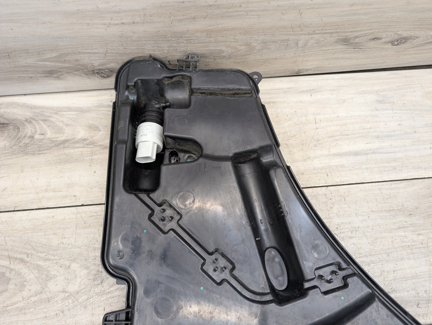 OEM BMW G12 G30 540 M550 750 M760 Windshield Wiper Washer Reservoir Tank Pump