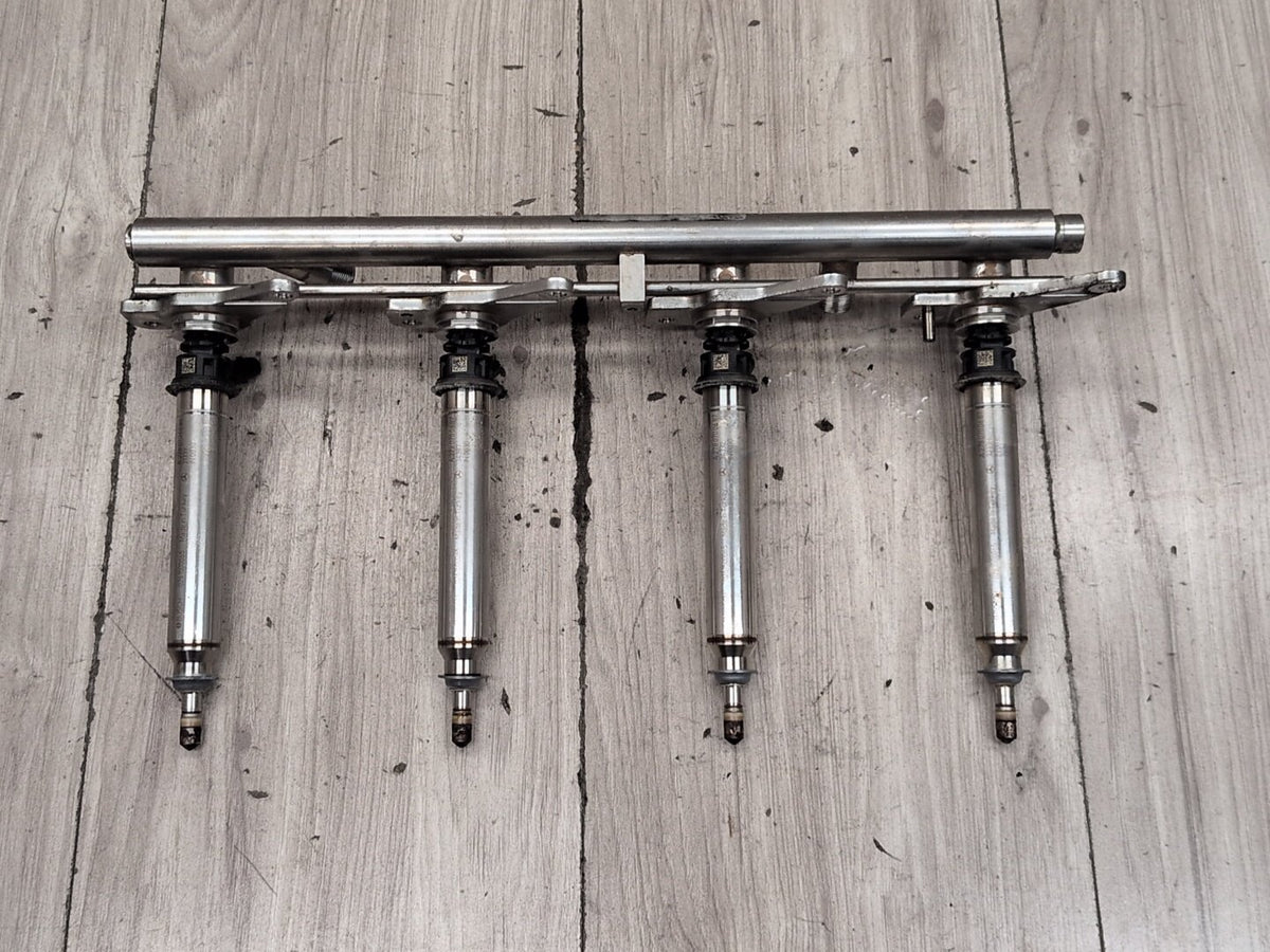2009-2012 Mercedes-Benz W212 E550 M278 Engine Left Motor Fuel Injector Rail Line